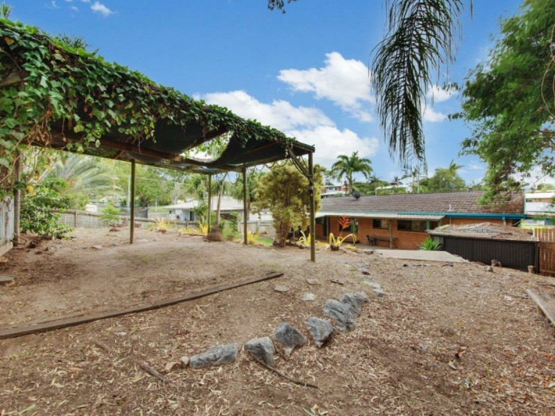 11 Hayes Avenue, Boyne Island QLD 4680