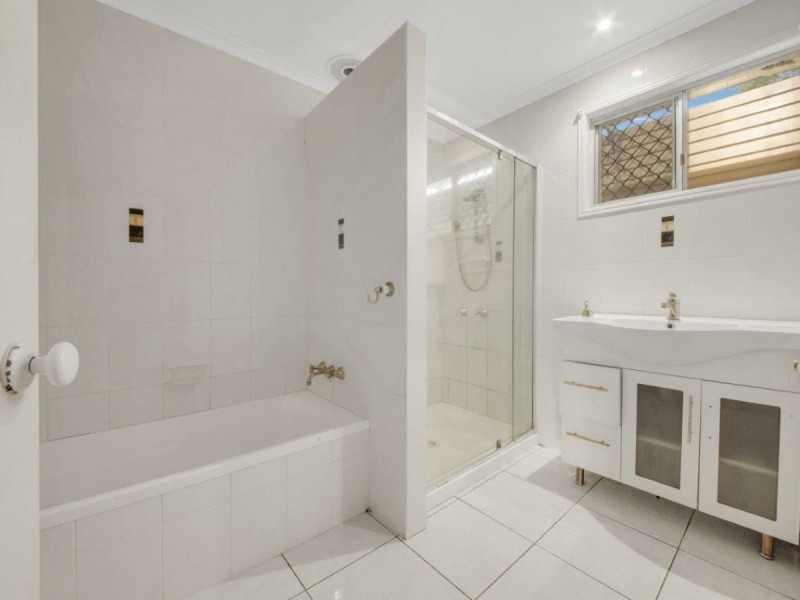 21 Marina Ave, Boyne Island QLD 4680