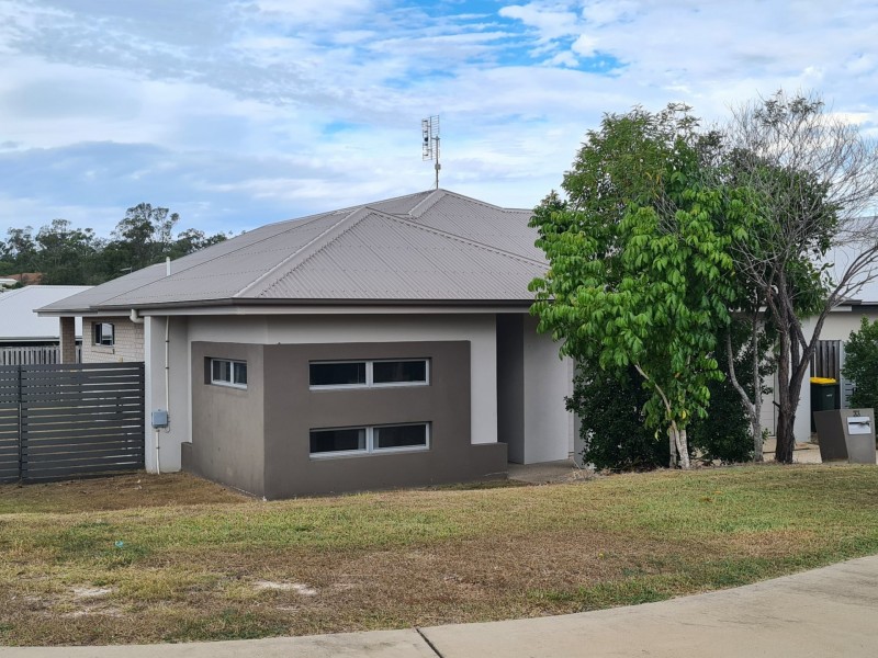 33 Lilyvale Esp., Boyne Island QLD 4680