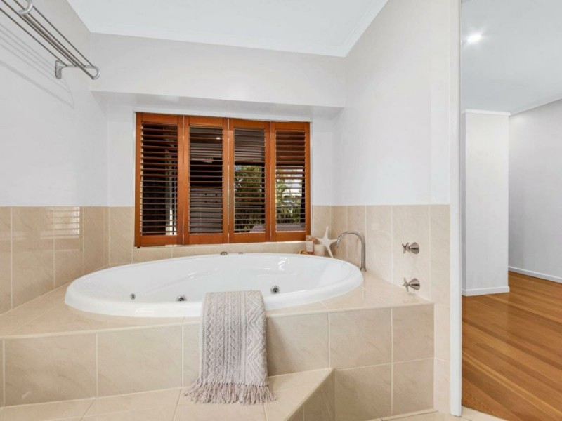 6 Wyndham Avenue, Boyne Island QLD 4680
