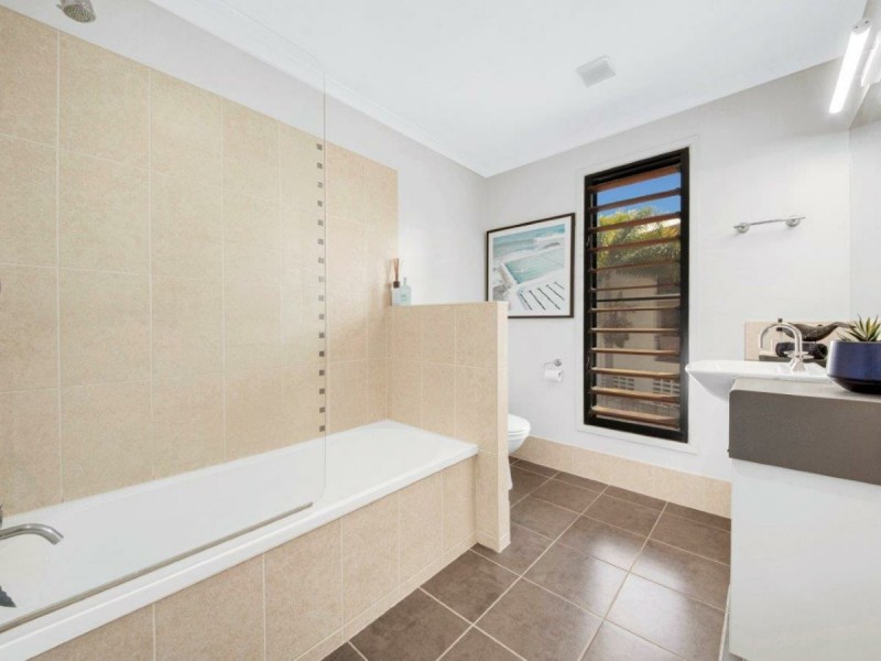 6 Wyndham Avenue, Boyne Island QLD 4680