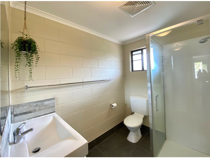 Unit 4/4 Wyndham Ave, Boyne Island QLD 4680