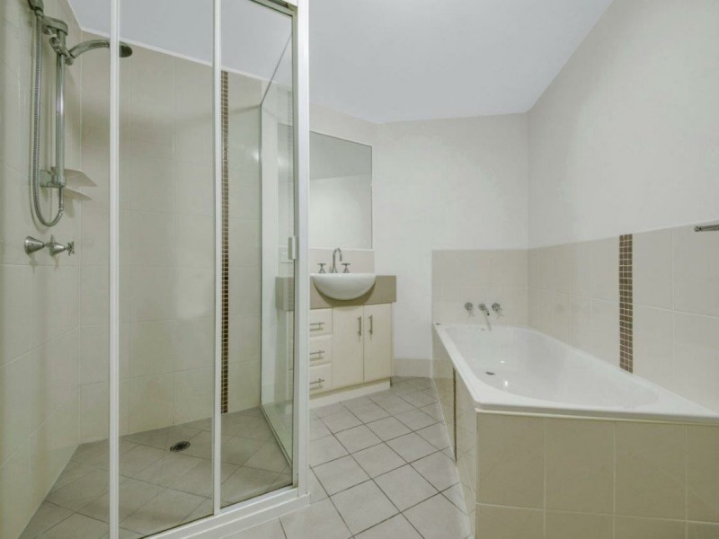 8/8a Wyndham Avenue, Boyne Island QLD 4680
