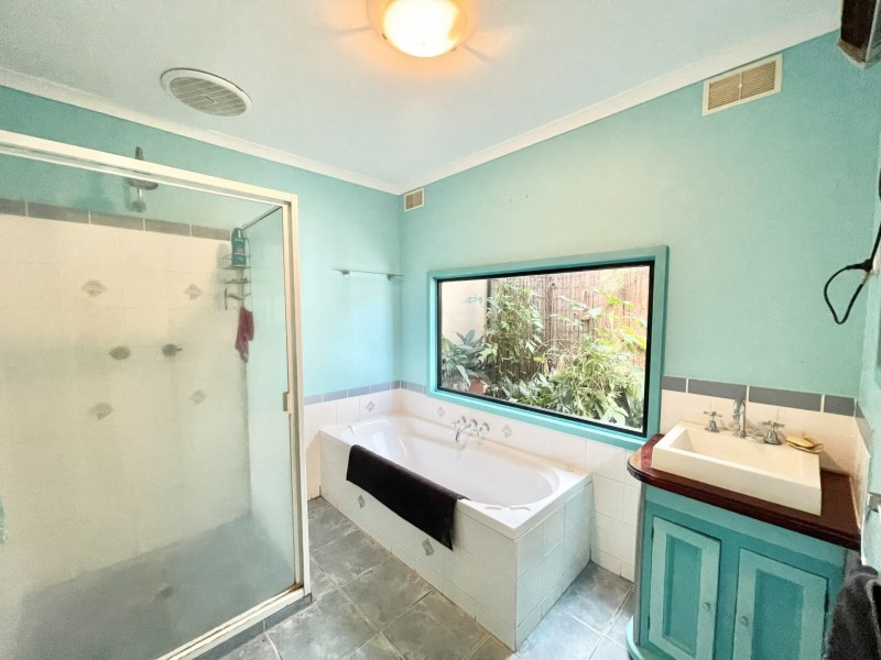 11 Dougall Street, Bororen QLD 4678