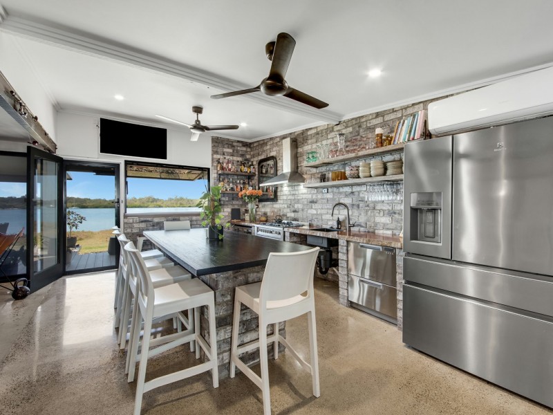 2 Island Esplanade, Boyne Island QLD 4680