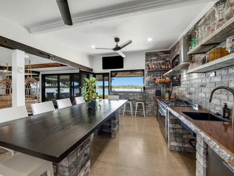 2 Island Esplanade, Boyne Island QLD 4680