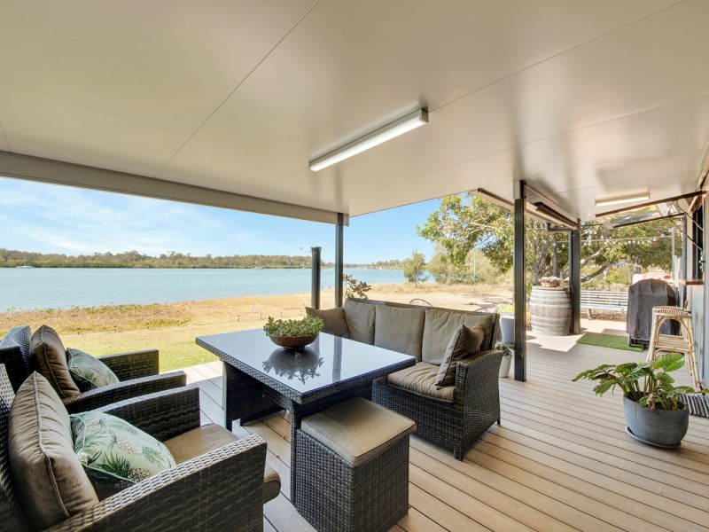 2 Island Esplanade, Boyne Island QLD 4680