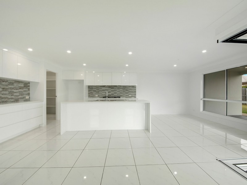 6 Barambah Parade, Boyne Island QLD 4680