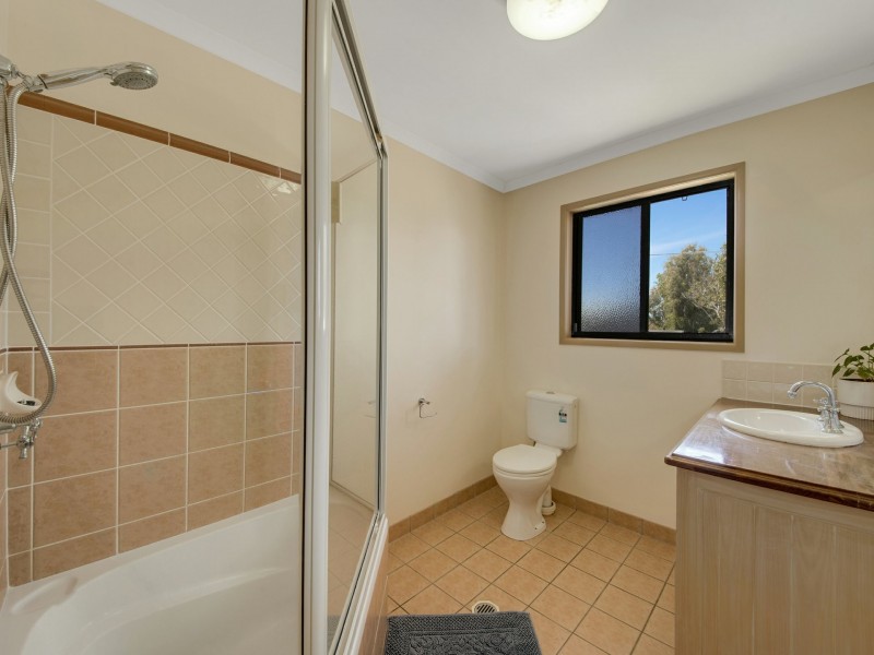 25 Sayre Crescent, Boyne Island QLD 4680