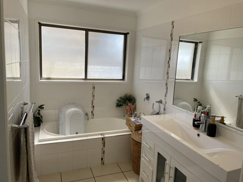 18 Bellemere Court, Boyne Island QLD 4680