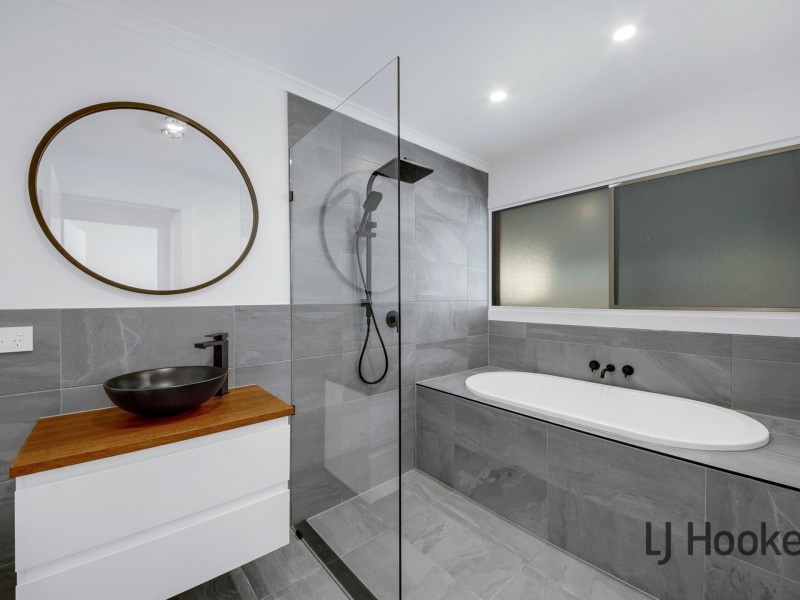 9 Alexander Street, Boyne Island QLD 4680