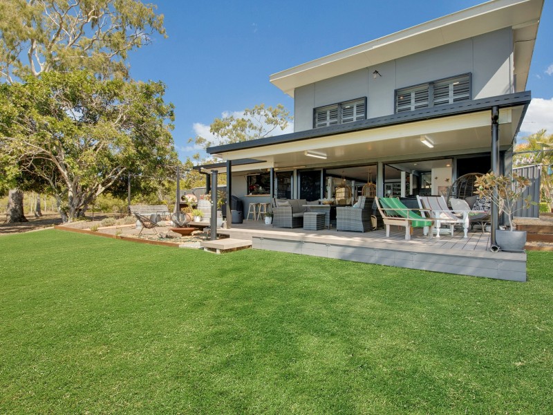 2 Island Esplanade, Boyne Island QLD 4680