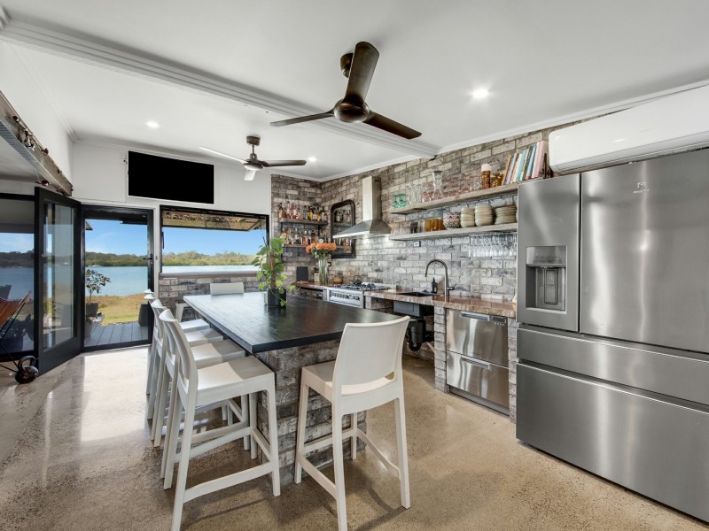 2 Island Esplanade, Boyne Island QLD 4680