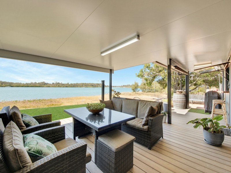 2 Island Esplanade, Boyne Island QLD 4680