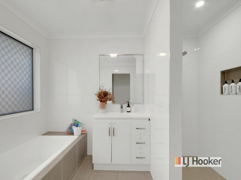 10 Golf View Drive, Boyne Island QLD 4680