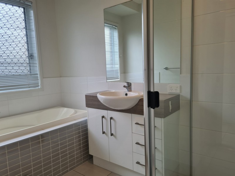 8 CORIMBA PARADE, Boyne Island QLD 4680