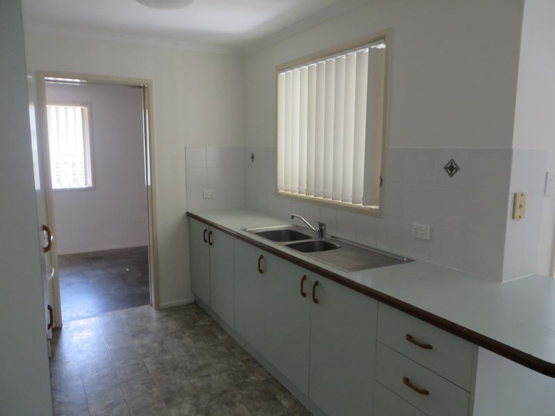 16 CURTIS AVENUE, Boyne Island QLD 4680