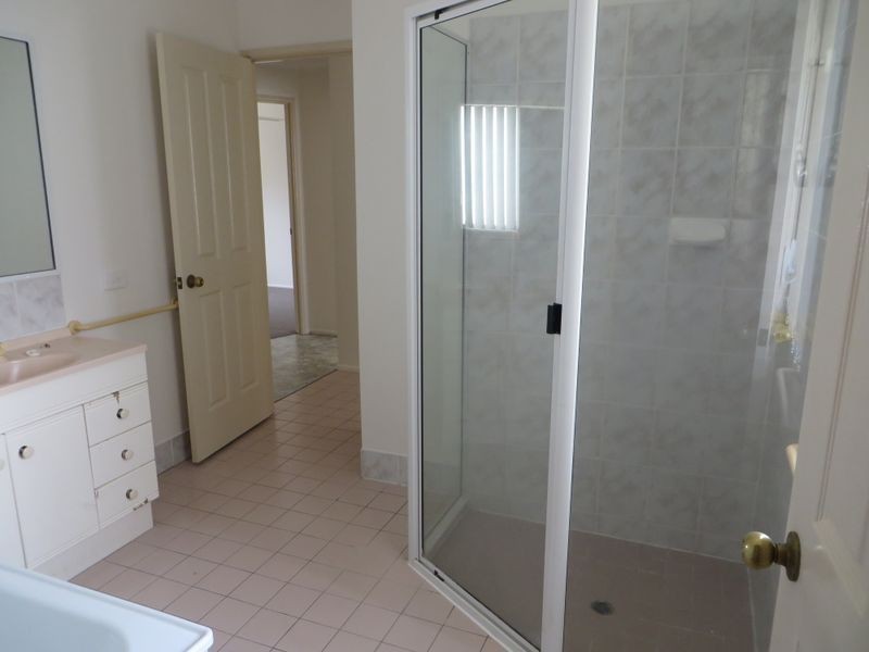 16 CURTIS AVENUE, Boyne Island QLD 4680