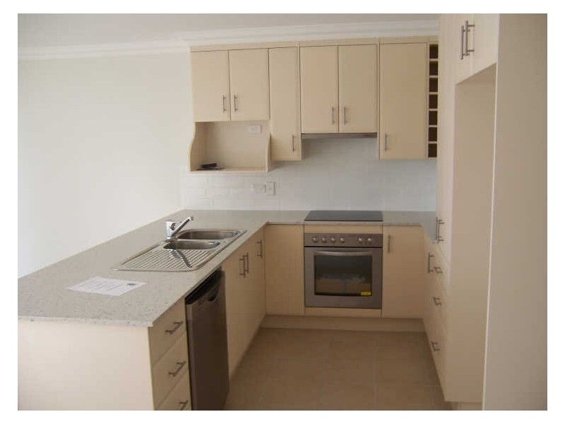 2/8a WYNDHAM AVENUE, Boyne Island QLD 4680
