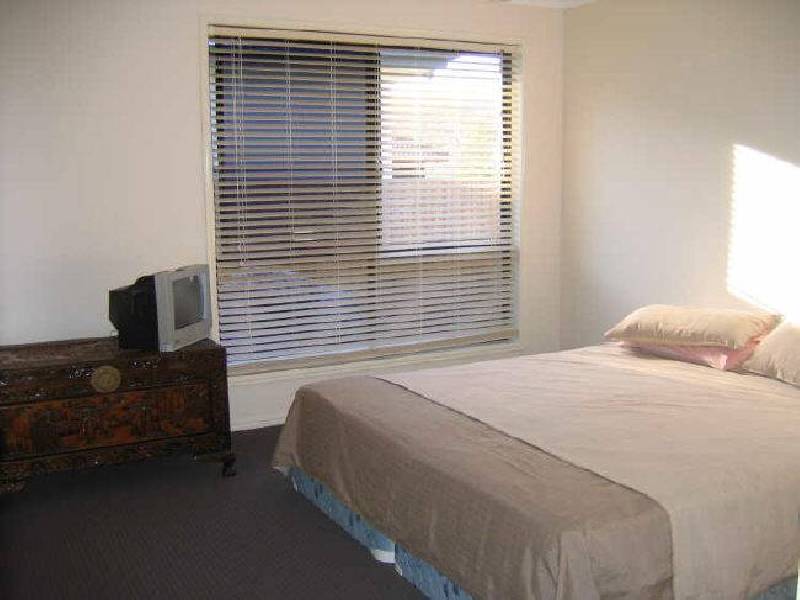 10 Richard Street, Boyne Island QLD 4680