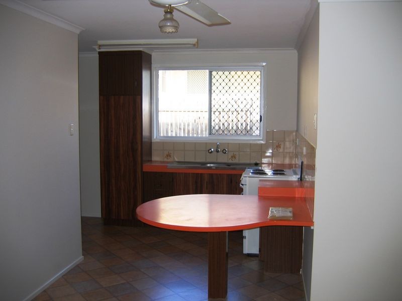 1/8 HAYES AVENUE, Boyne Island QLD 4680