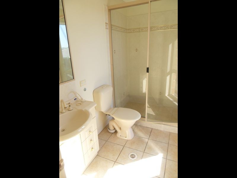32 CURTIS AVENUE, Boyne Island QLD 4680