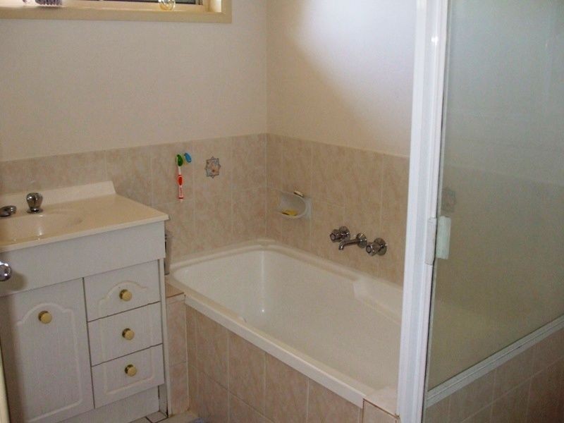 28 CREST AVENUE, Boyne Island QLD 4680