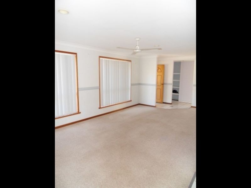 17 CURTIS AVENUE, Boyne Island QLD 4680