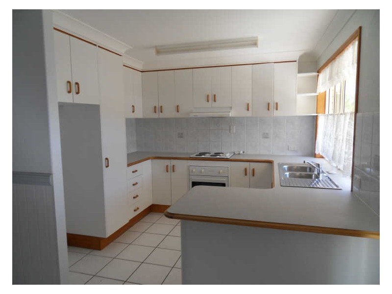 17 CURTIS AVENUE, Boyne Island QLD 4680