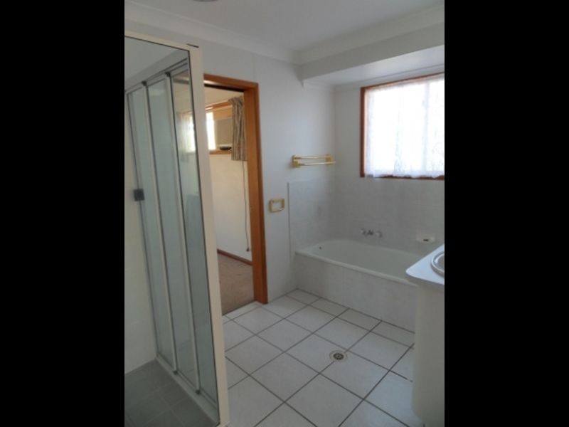 17 CURTIS AVENUE, Boyne Island QLD 4680