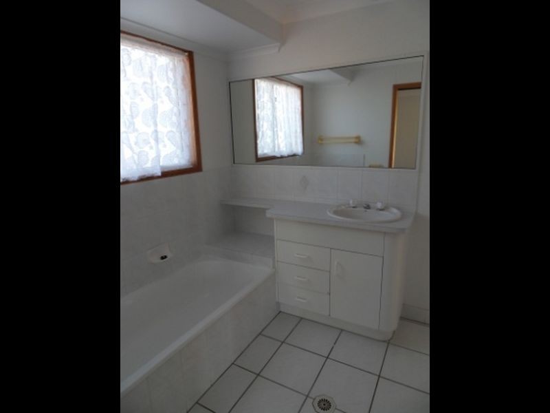 17 CURTIS AVENUE, Boyne Island QLD 4680