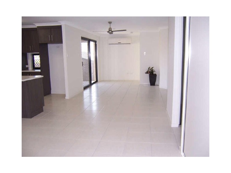 1/24 McLeod Street, Boyne Island QLD 4680