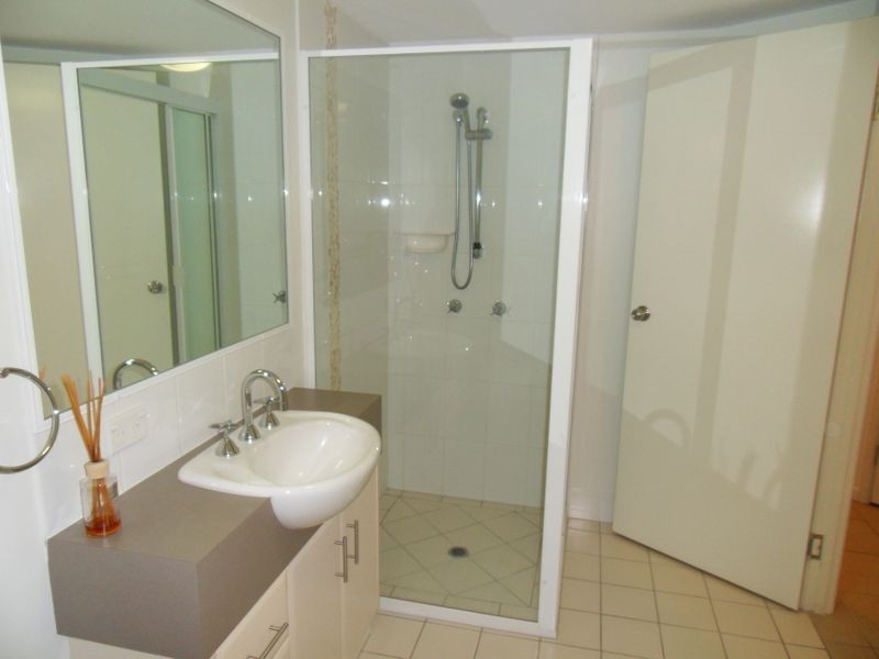 2/8a WYNDHAM AVENUE, Boyne Island QLD 4680