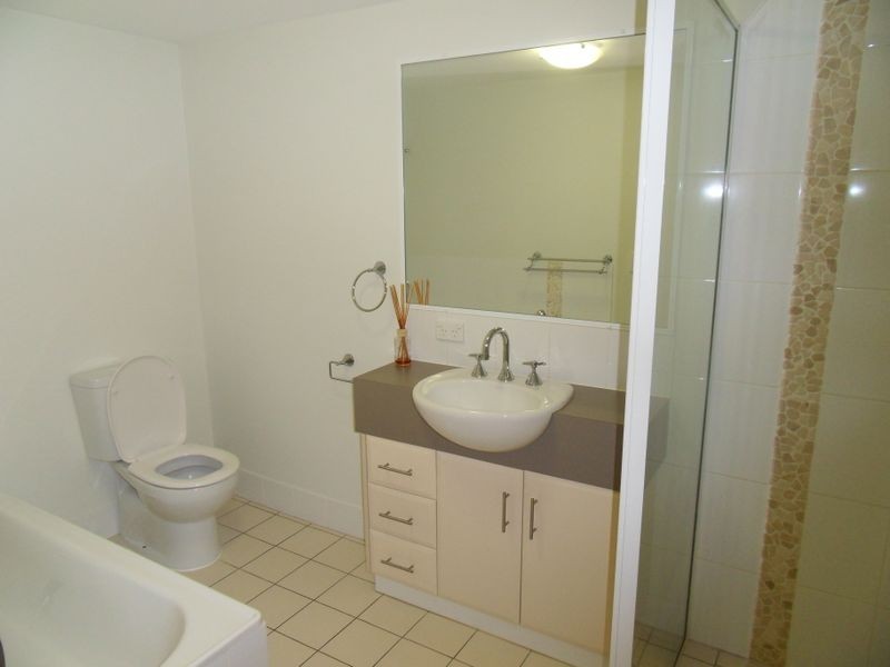 2/8a WYNDHAM AVENUE, Boyne Island QLD 4680