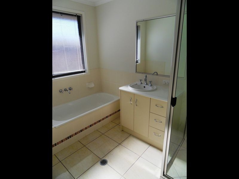 11 STELLA STREET, Boyne Island QLD 4680