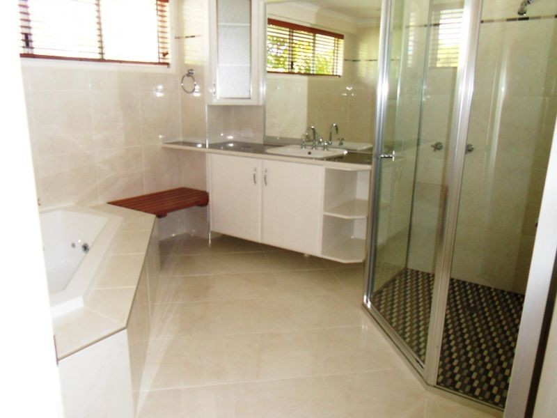 6 CHARLES CRESCENT, Tannum Sands QLD 4680