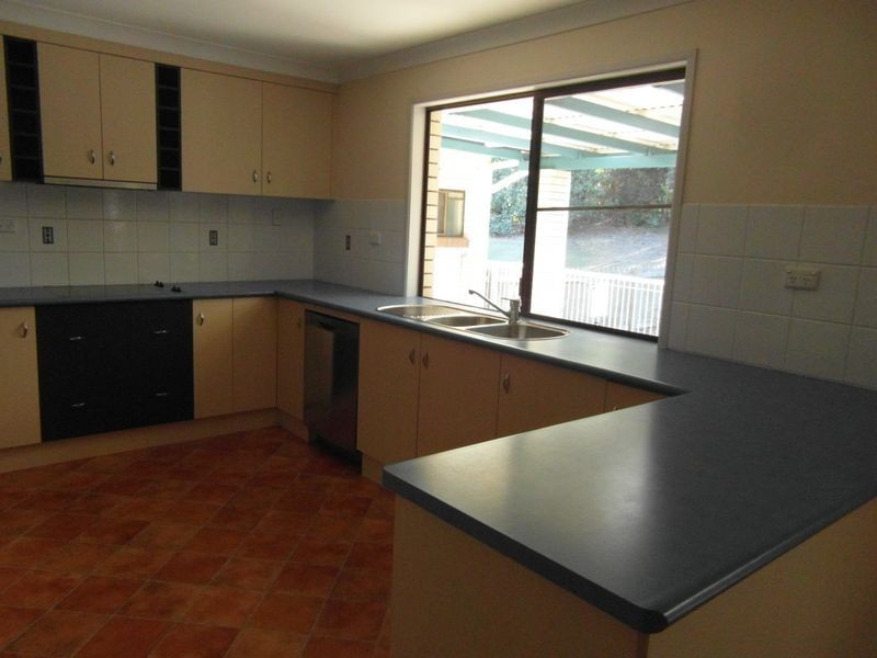 32 HELEN CRESCENT, Wurdong Heights QLD 4680