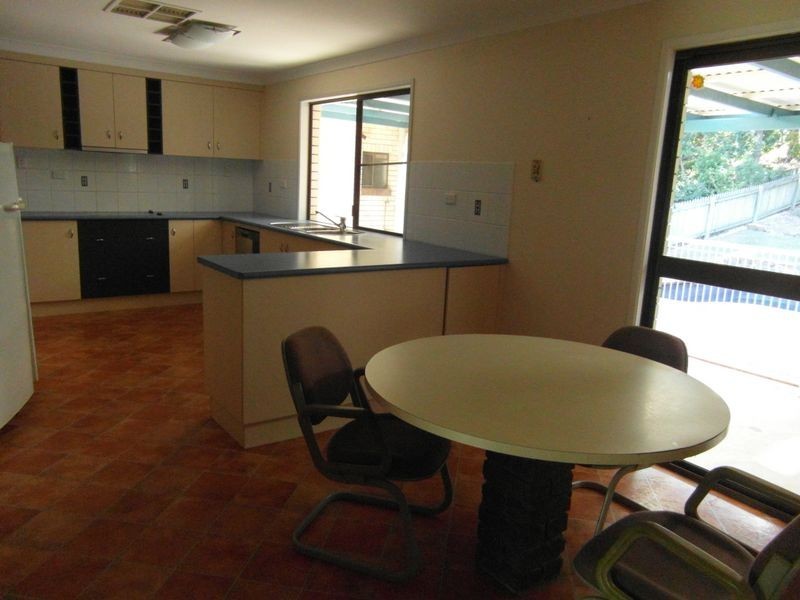 32 HELEN CRESCENT, Wurdong Heights QLD 4680