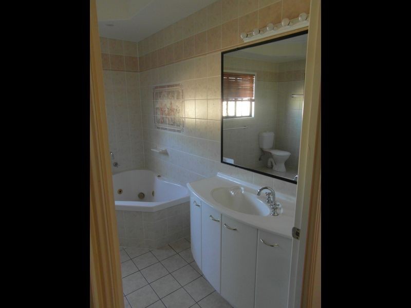 7 CURTIS AVENUE, Boyne Island QLD 4680