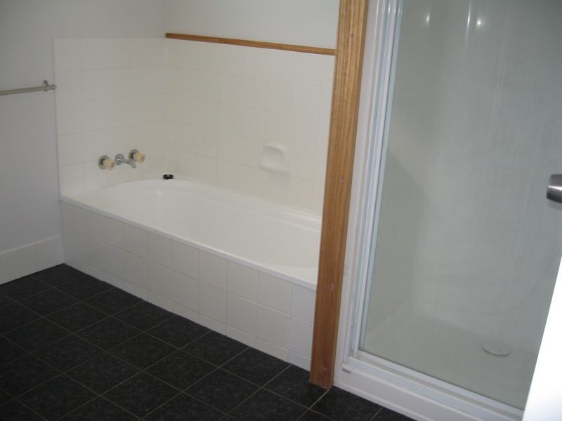 27 ISLAND ESPLANADE, Boyne Island QLD 4680