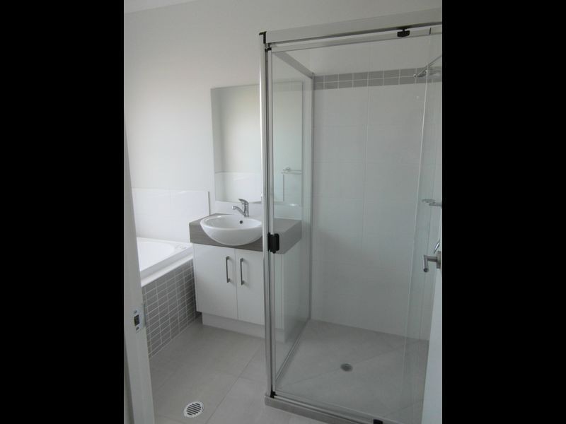 33 LILYVALE ESPLANADE, Boyne Island QLD 4680