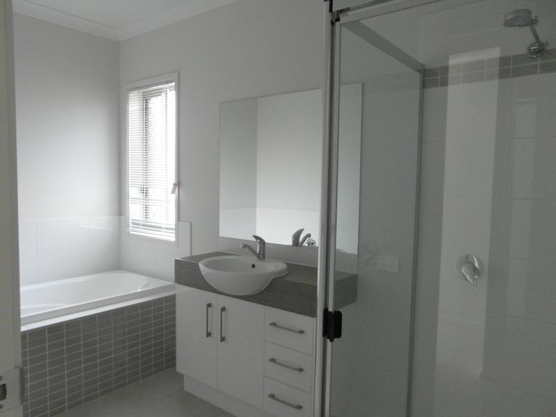 10 CLOVER CRESCENT, Boyne Island QLD 4680