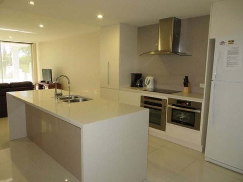 2/2 THE PROMENADE, Boyne Island QLD 4680