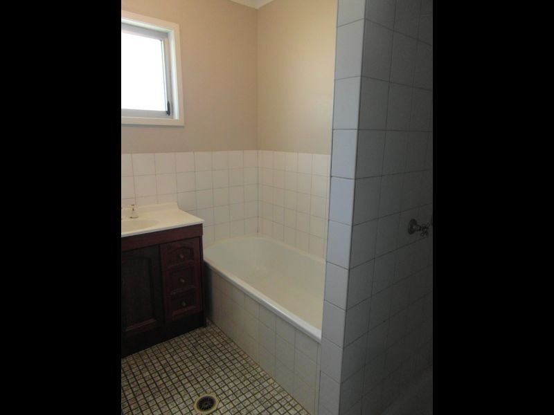 11 ALKINA CRESCENT, Boyne Island QLD 4680