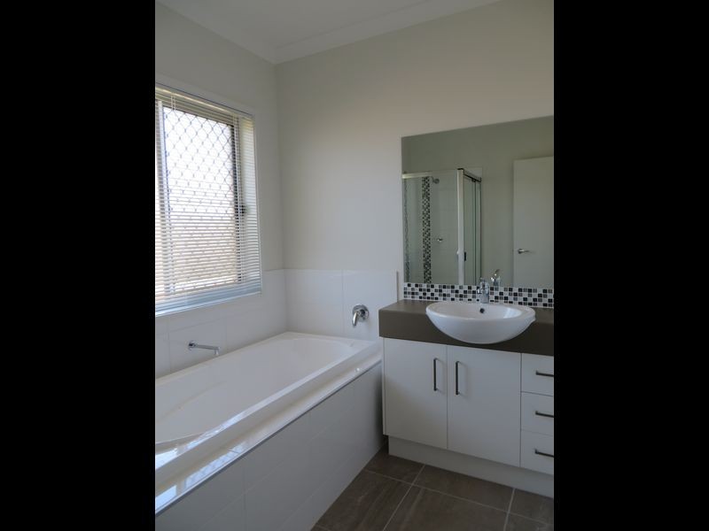 24 CLOVER CRESCENT, Boyne Island QLD 4680