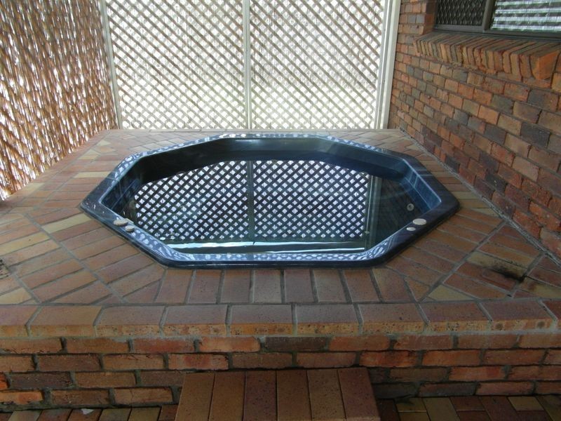 2 BASS STREET, Boyne Island QLD 4680