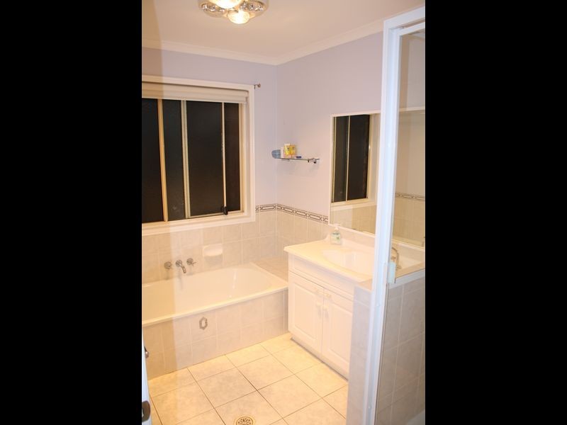 26 CURTIS AVENUE, Boyne Island QLD 4680