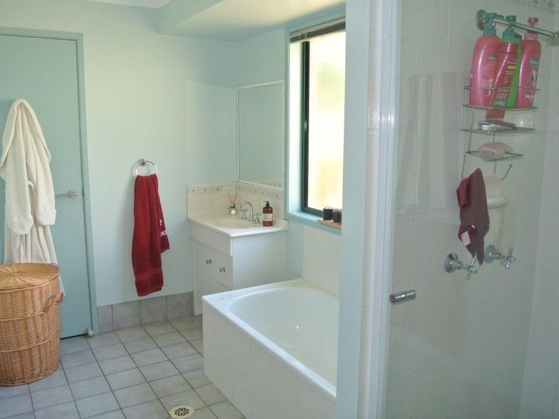 2 WATTLE COURT, Boyne Island QLD 4680