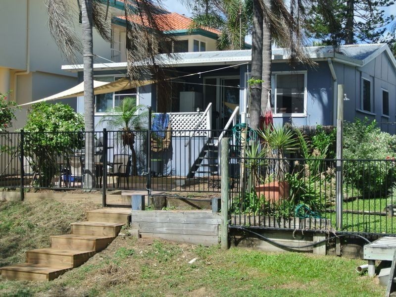 10 THE OAKS ROAD, Tannum Sands QLD 4680