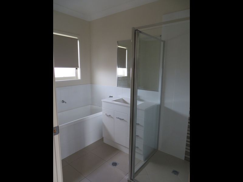 2 LENTHALL STREET, Boyne Island QLD 4680